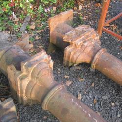 SET OF 4 VICTORIAN CAST IRON COLUMNS .