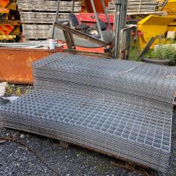 GALVANISED STEEL MESH PANEL APPROX 84 X 21 INCH WIDE. 7ft x 1ft9