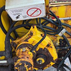 DIRECT COUNCIL ECON GRITTER BODY ON HOOK-LOADER FRAME