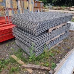 GALVANISED STEEL MESH PANEL APPROX 87 X 42 INCH WIDE. 7ft3 x 3ft6