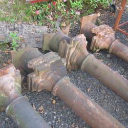 SET OF 4 VICTORIAN CAST IRON COLUMNS .