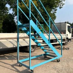 EX-BAE PORTABLE MOBILE STEEL STEPS / STAIRS ON WHEELS.