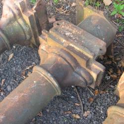 SET OF 4 VICTORIAN CAST IRON COLUMNS .