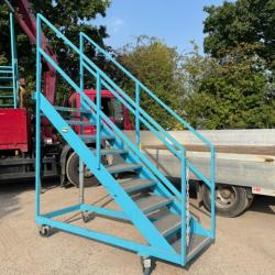 EX-BAE PORTABLE MOBILE STEEL STEPS / STAIRS ON WHEELS.