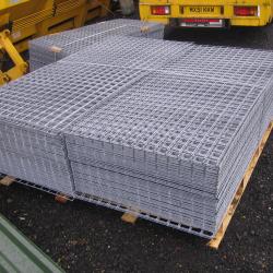 GALVANISED STEEL MESH PANEL APPROX 87 X 42 INCH WIDE. 7ft3 x 3ft6