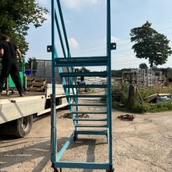 EX-BAE PORTABLE MOBILE STEEL STEPS / STAIRS ON WHEELS.