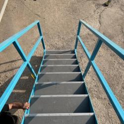 EX-BAE PORTABLE MOBILE STEEL STEPS / STAIRS ON WHEELS.