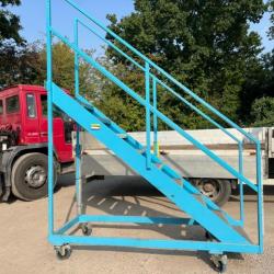 EX-BAE PORTABLE MOBILE STEEL STEPS / STAIRS ON WHEELS.