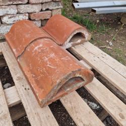 RECLAIMED TERRACOTTA WALL CAPPINGS .