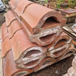 RECLAIMED TERRACOTTA WALL CAPPINGS .